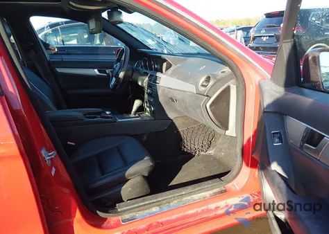 2012 Mercedes-Benz C 250 Sport z USA, uszkodzony, nr VIN WDDGF4HBXCR217409